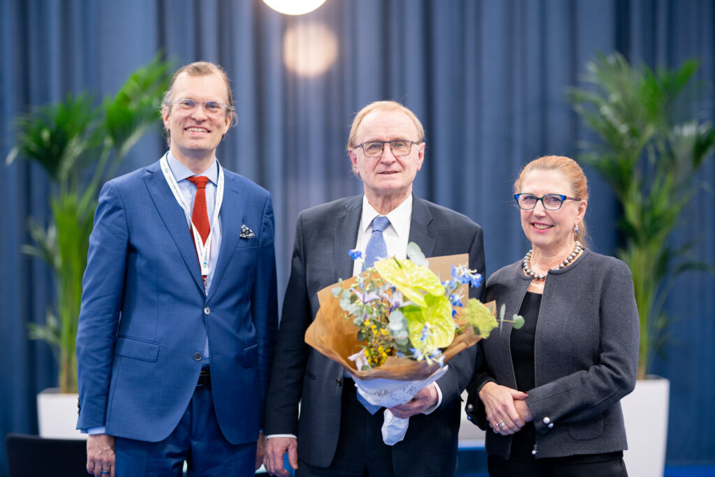 Professori Mikko Hallman palkittiin elämäntyöstään Pohjolan lääketieteen palkinnolla. Sen luovuttivat Lääkäripäivillä Suomen Lääketieteen Säätiön hallituksen puheenjohtaja Katriina Aalto-Setälä ja asiamies Jouni Lounasmaa.